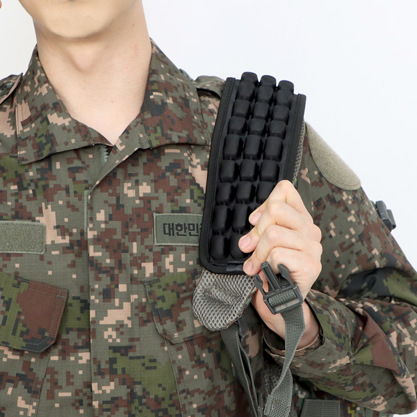 군대어깨보호대 검정 쿠션 어깨 보호 패드 군인 행군 훈련소